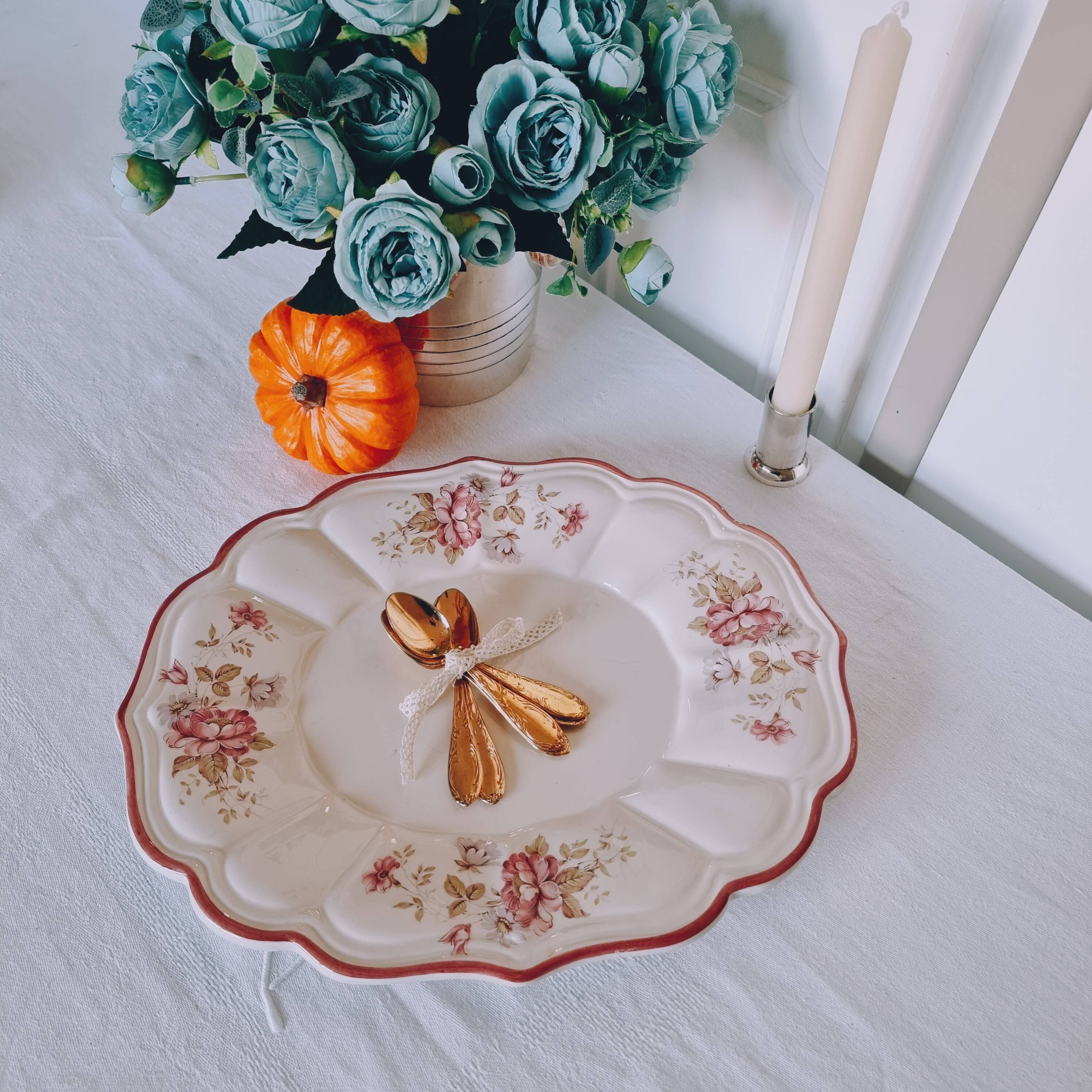 Plat ovale en céramique à délicat décor floral