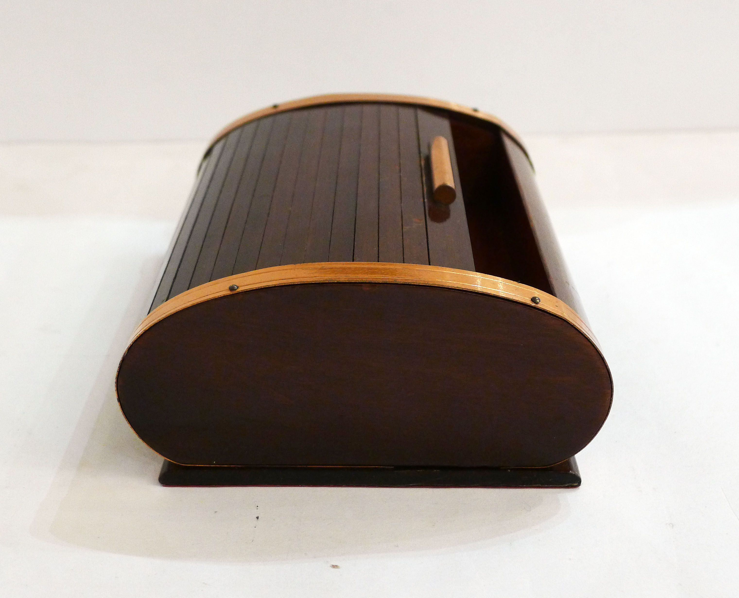 Cigarette box with wooden sliding curtain