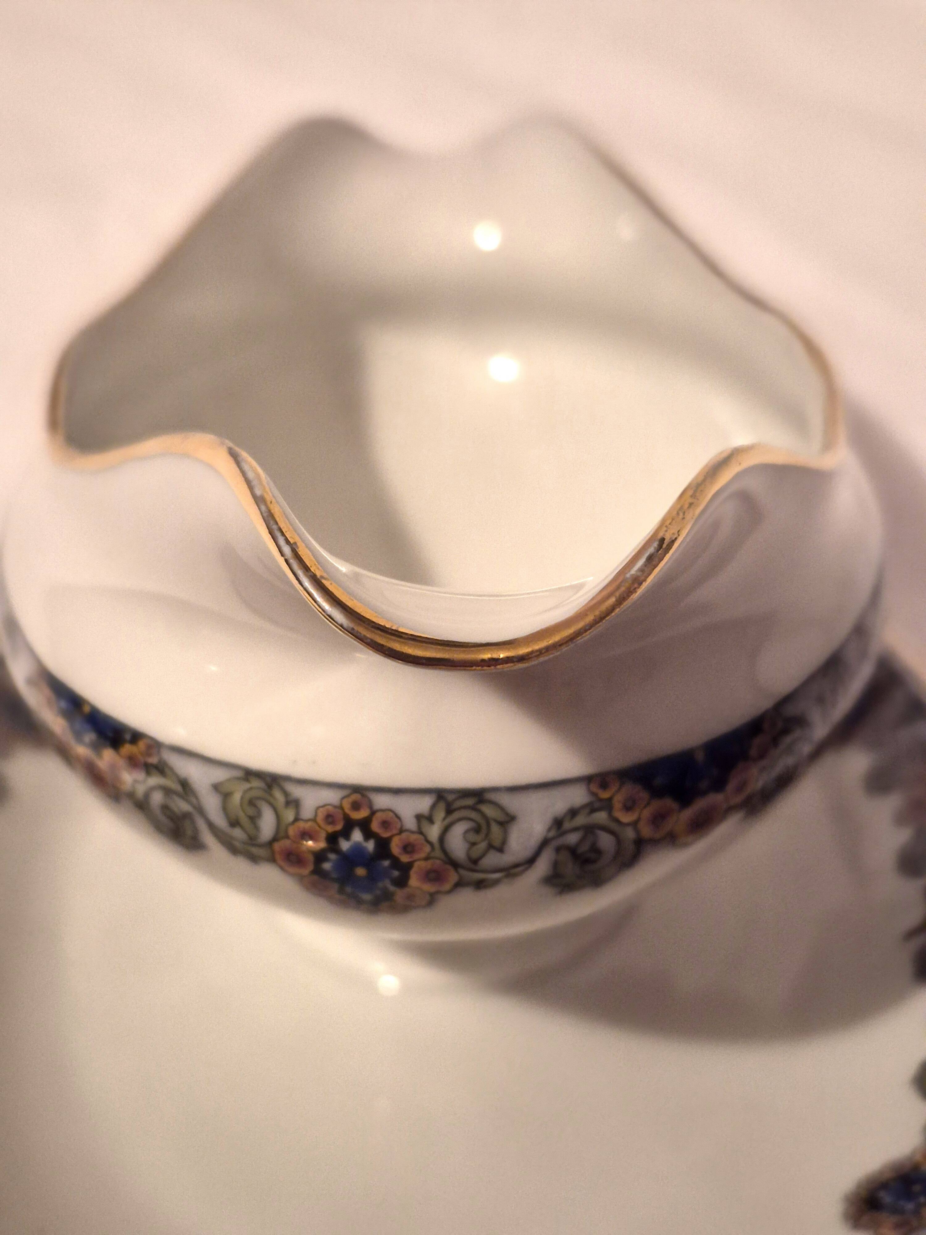 Sauceboat on a base Art Deco porcelain from Châteauroux by Gaston Sailly.