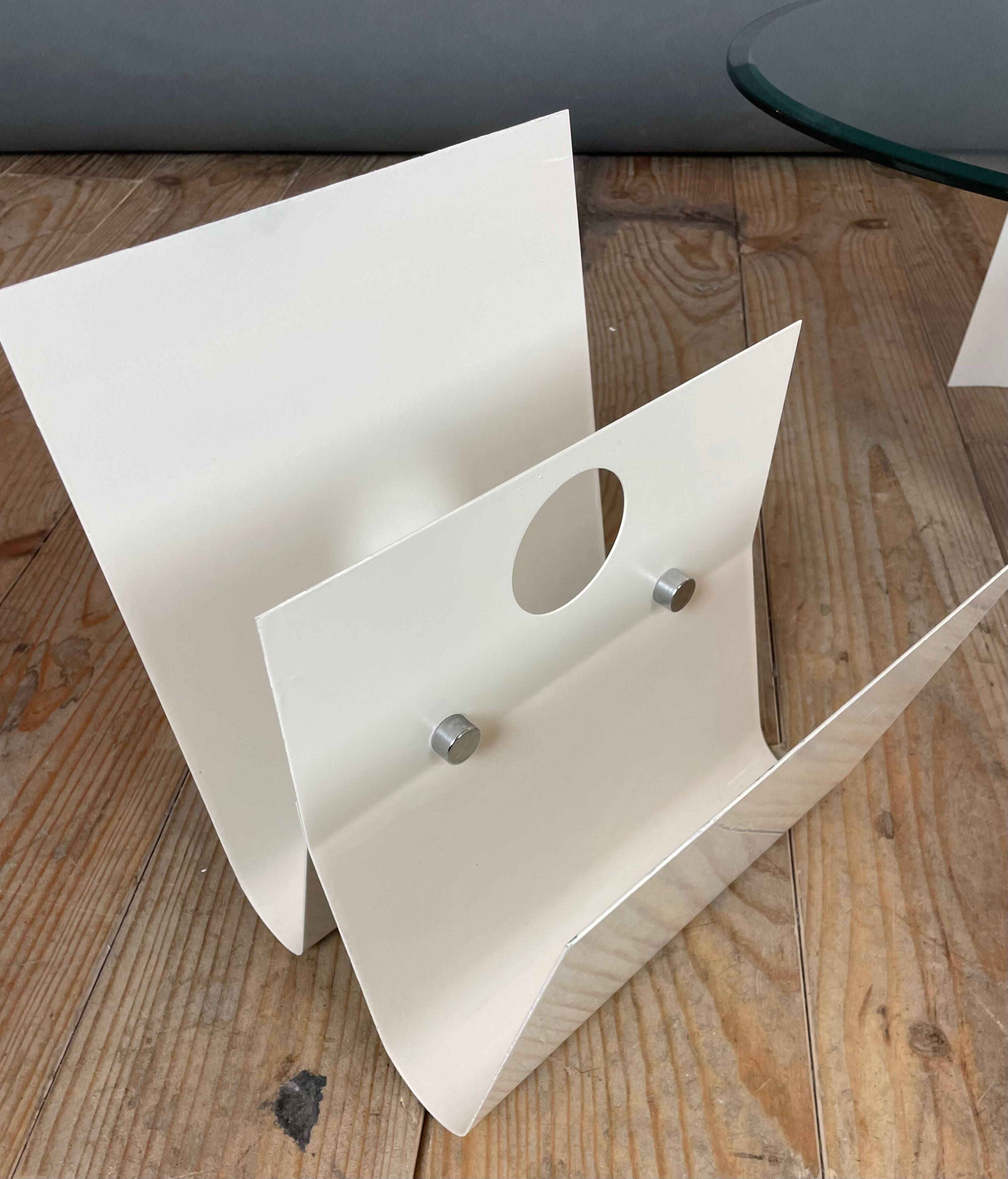 White lacquered metal magazine rack from the 1970s