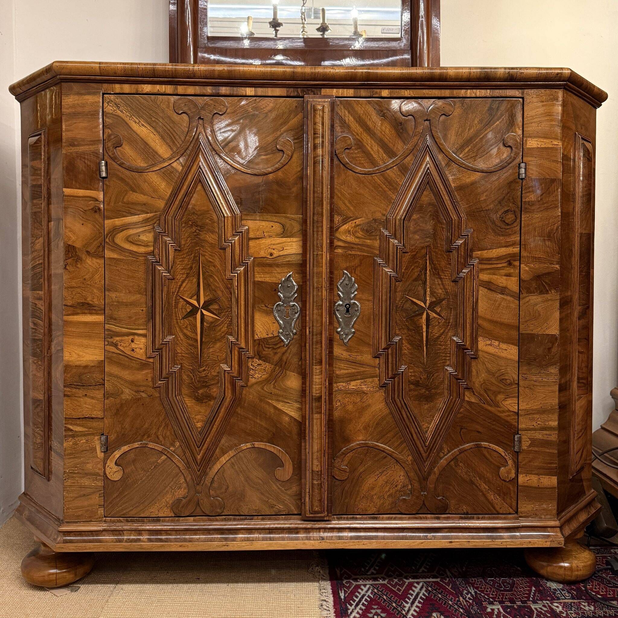 Commode baroque, marqueterie de chêne et de noyer, Allemagne, vers 1780