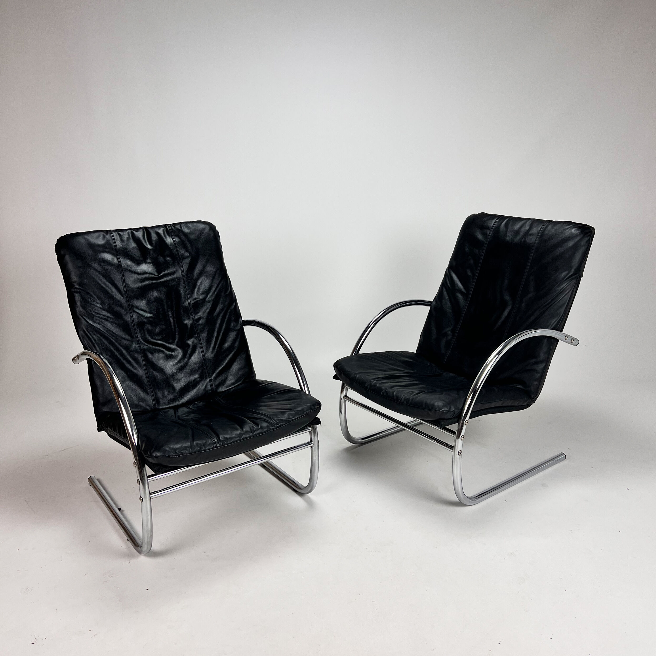 Set of 2 postmodern leather lounge chairs, 1980s
