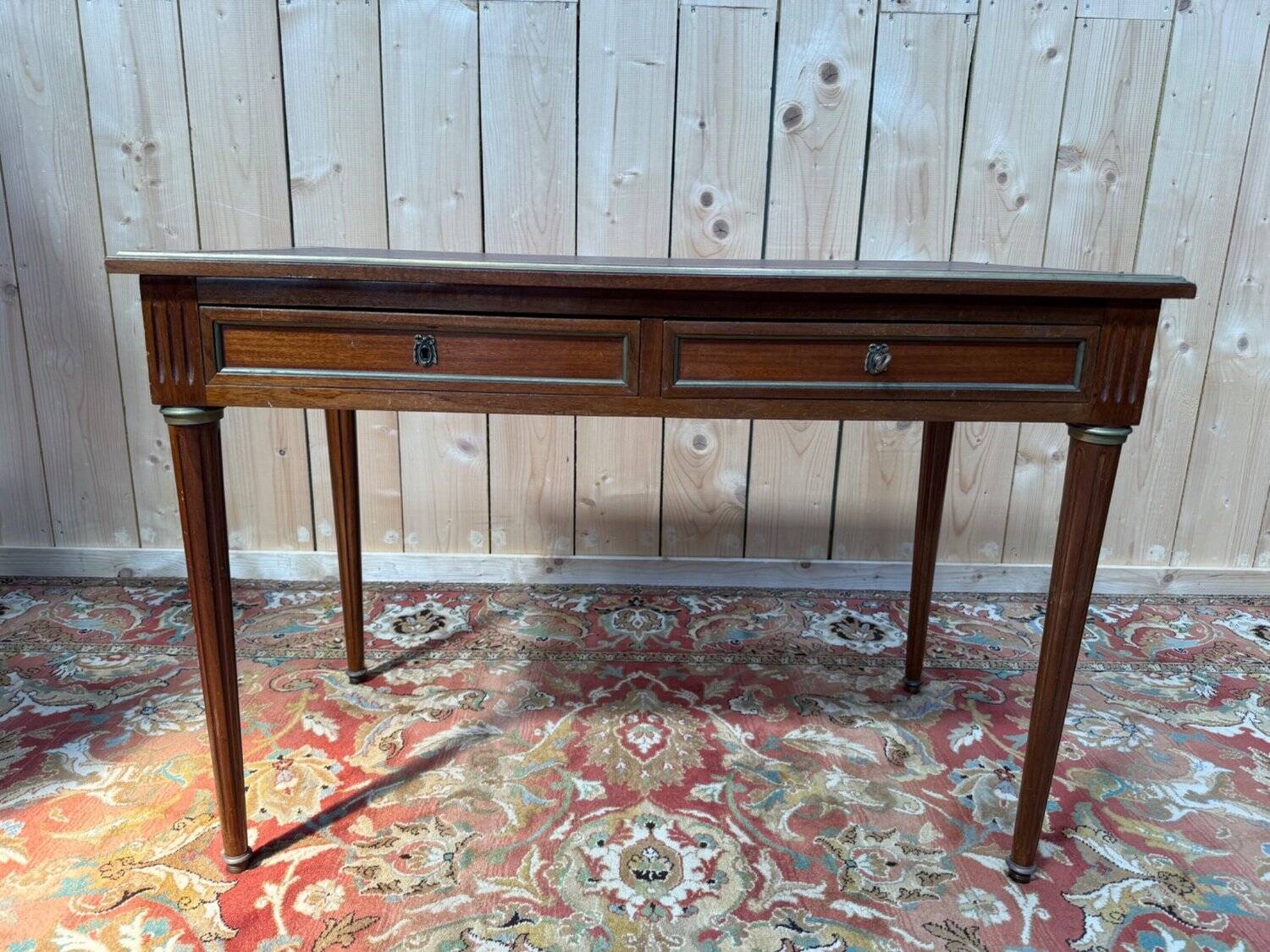 Flat desk with pull-outs – Louis XVI style – Gilded bronze – Early 20th century