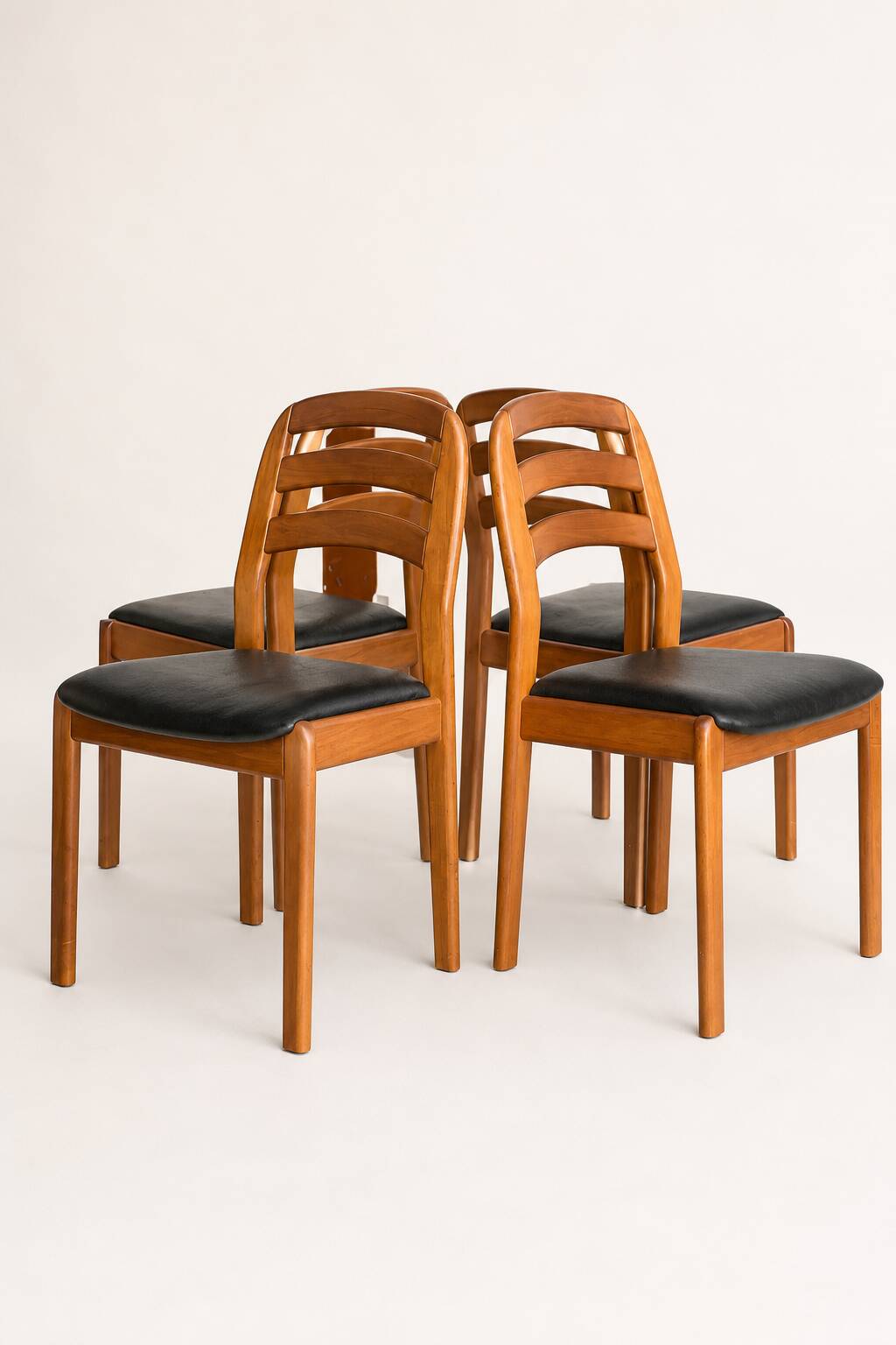 Dyrlund dining chair teakwood
