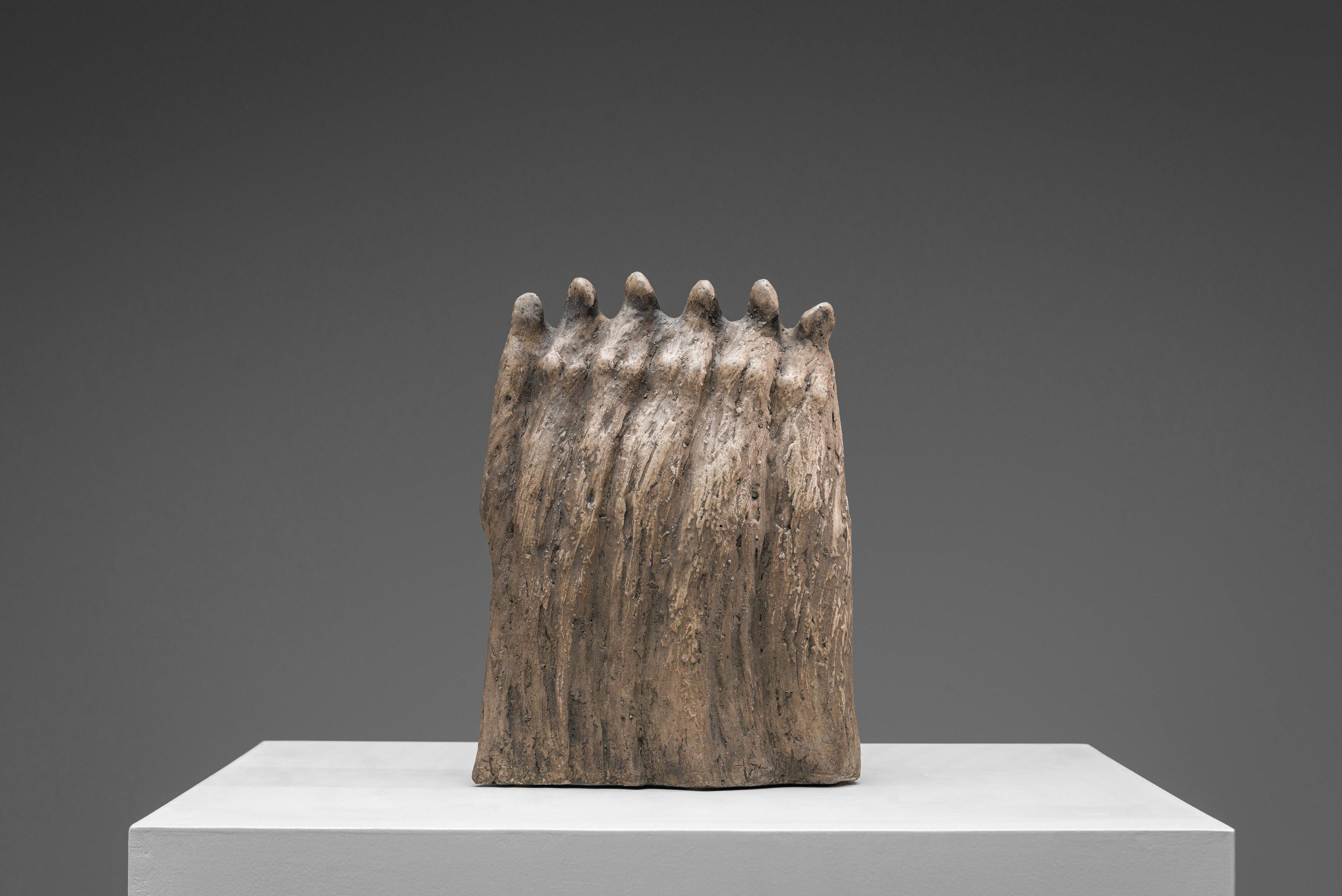 Groupe sculptural abstrait de six figures féminines
