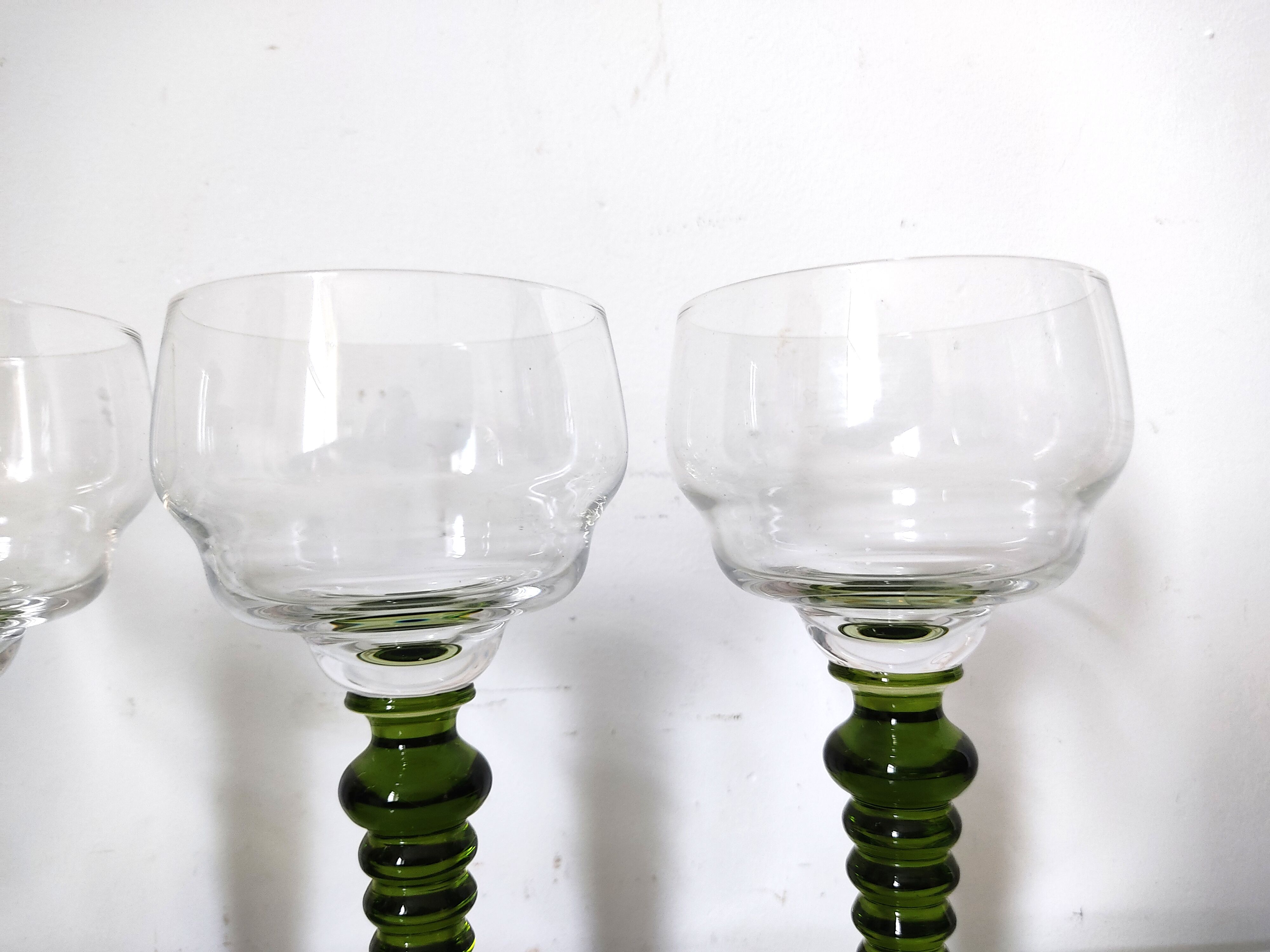 Set of 4 crystal glasses with green foot