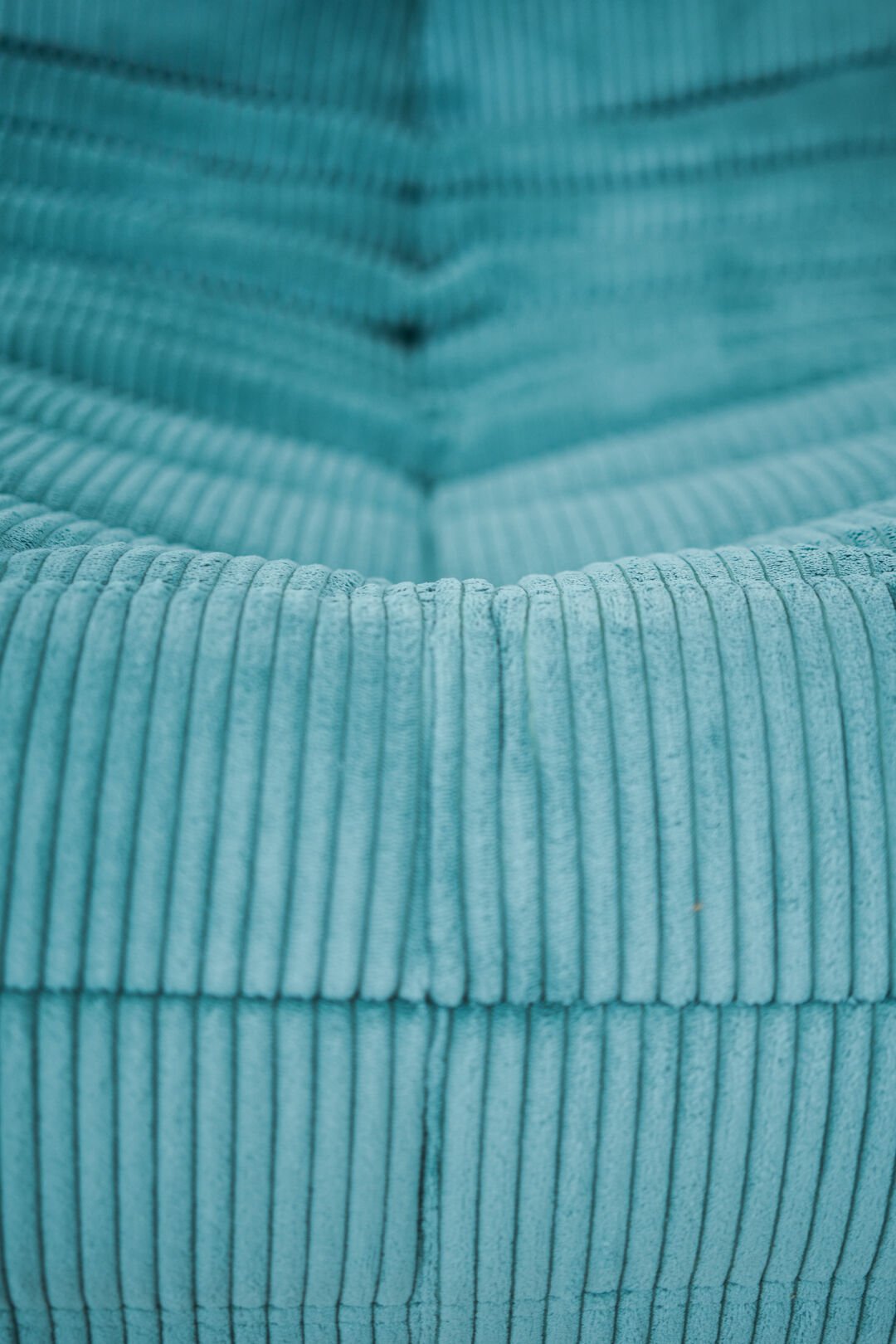 Ensemble de fauteuil et pouf Togo en velours côtelé bleu clair.