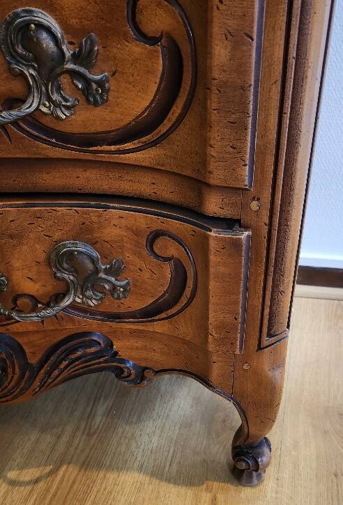 Chest of drawers with walnut drawers