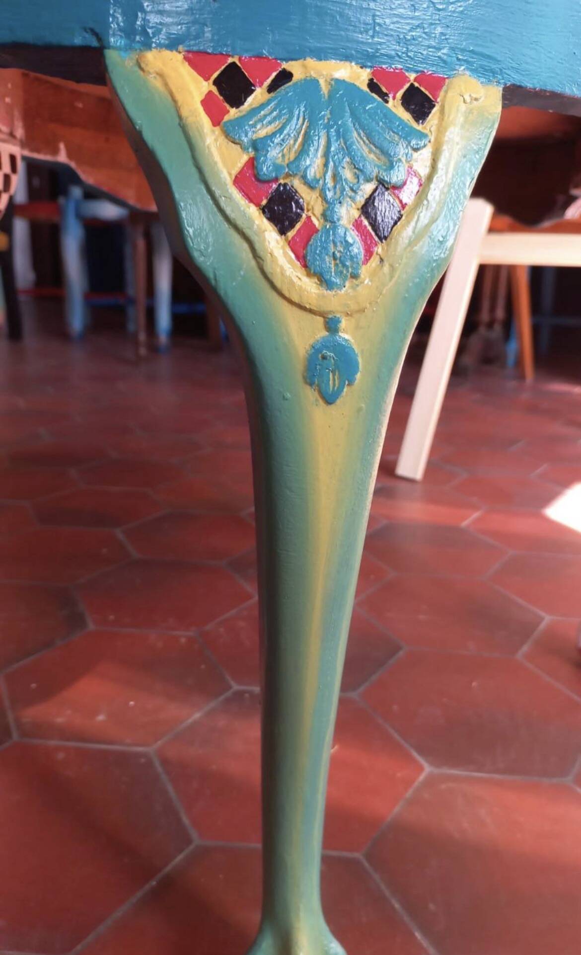 Table d'appoint « Mange-moi, bois-moi ». Ancienne, relookée, sur le thème d
