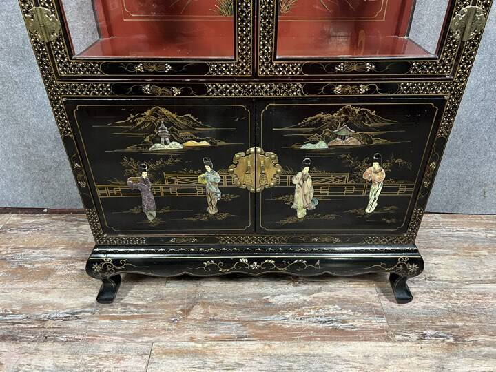 20th century China: Pretty bookcase in lacquer, hard stone and mother-of-pearl with three glazed sides
