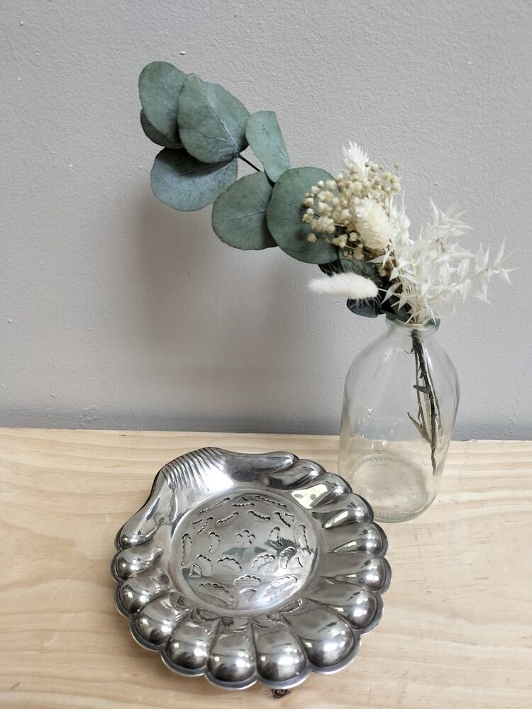 Shell butter dish in silver metal
