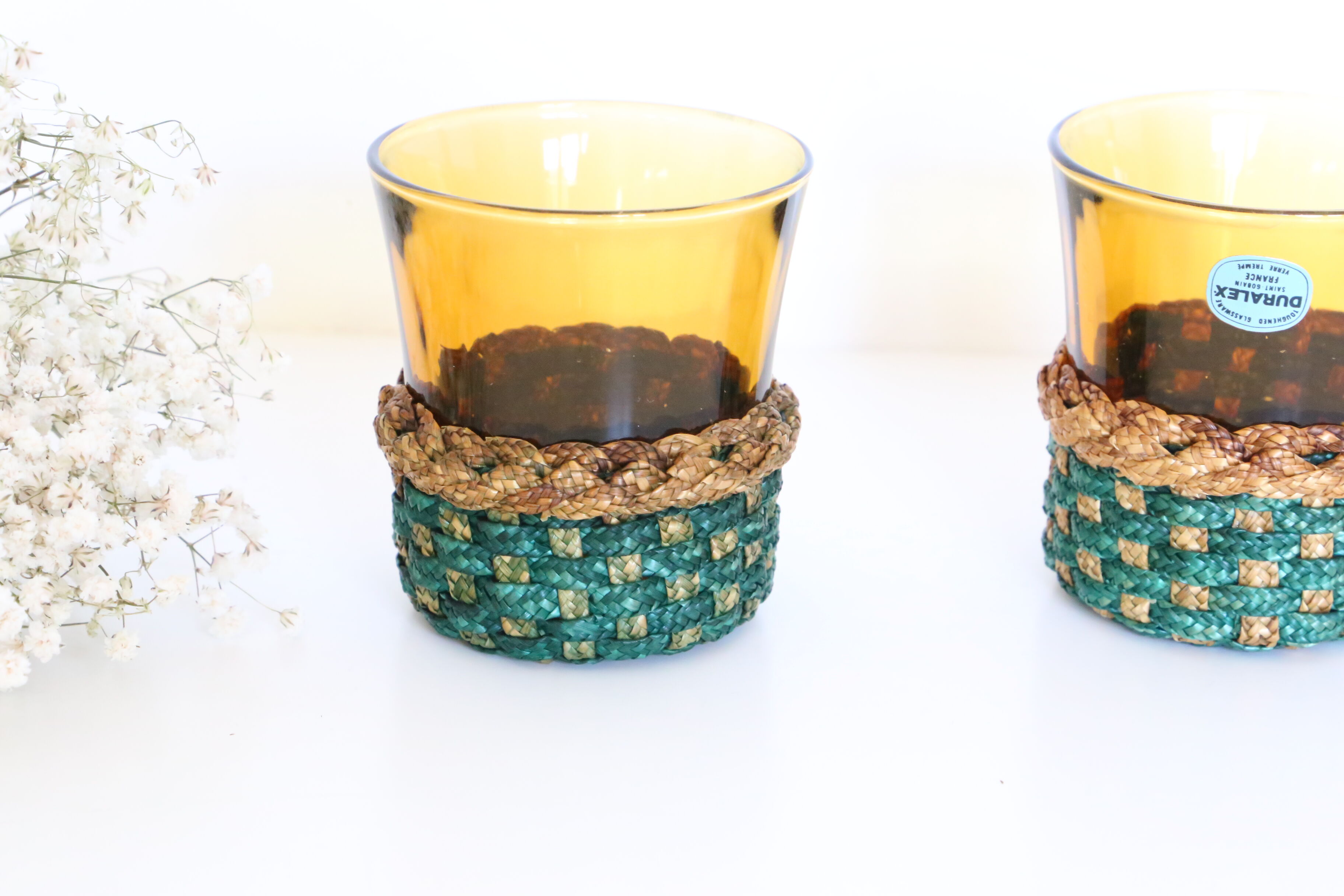 Set de deux verre fumés Duralex dans leur support tressé