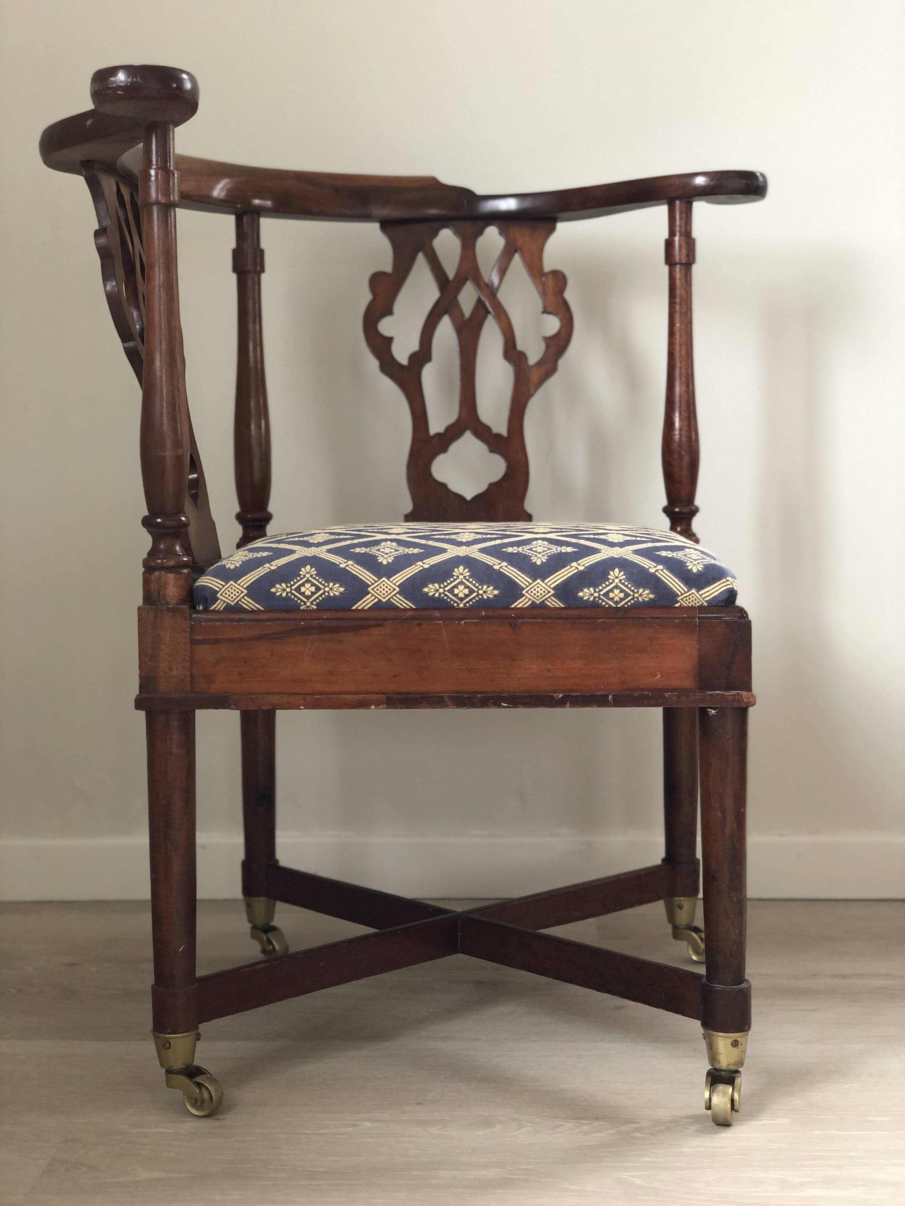 Chaise d'angle géorgienne en acajou sur roulettes, XIXe siècle