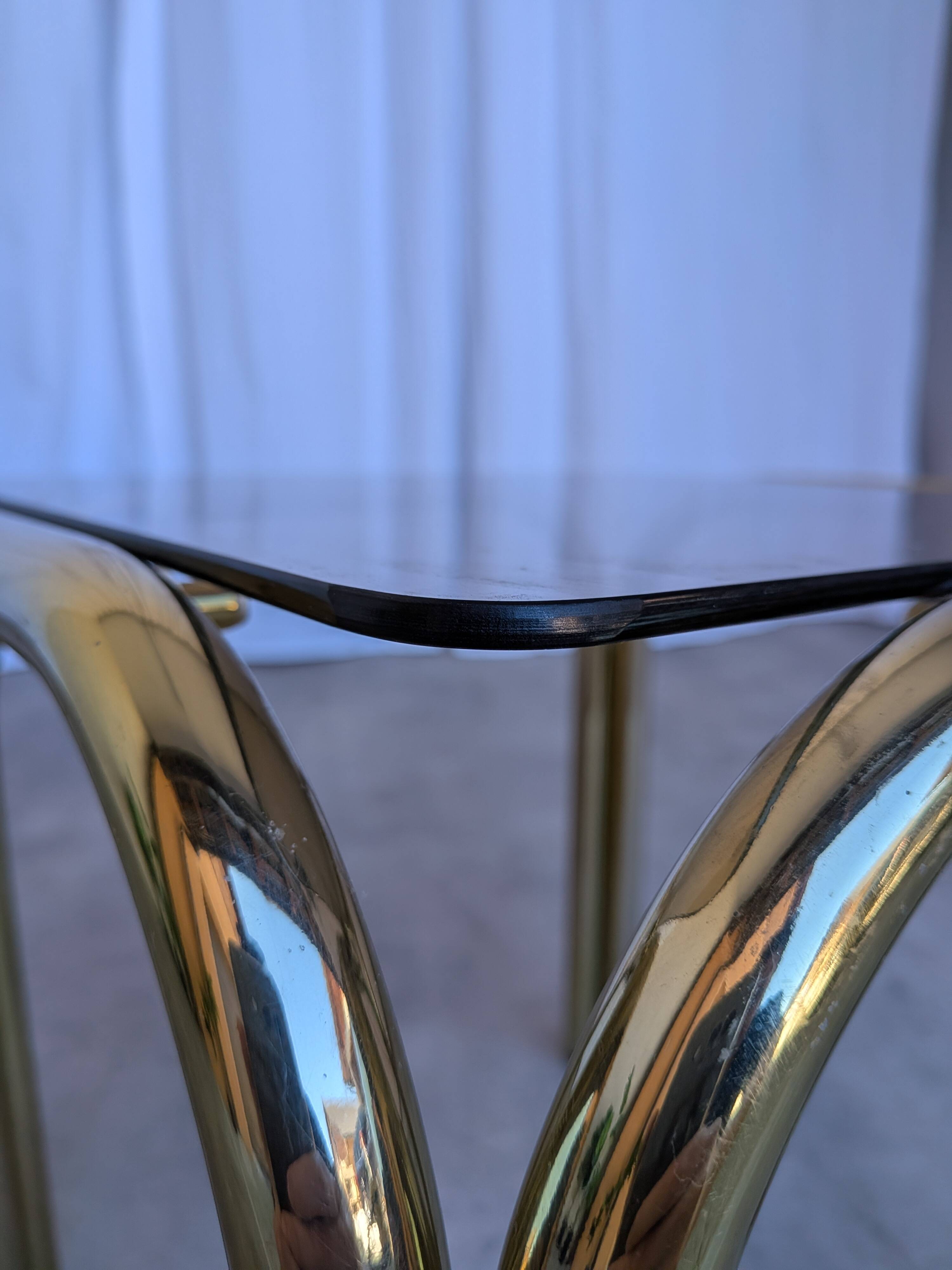 Table basse vintage en laiton et verre fumé / Moderne italien du milieu du siècle