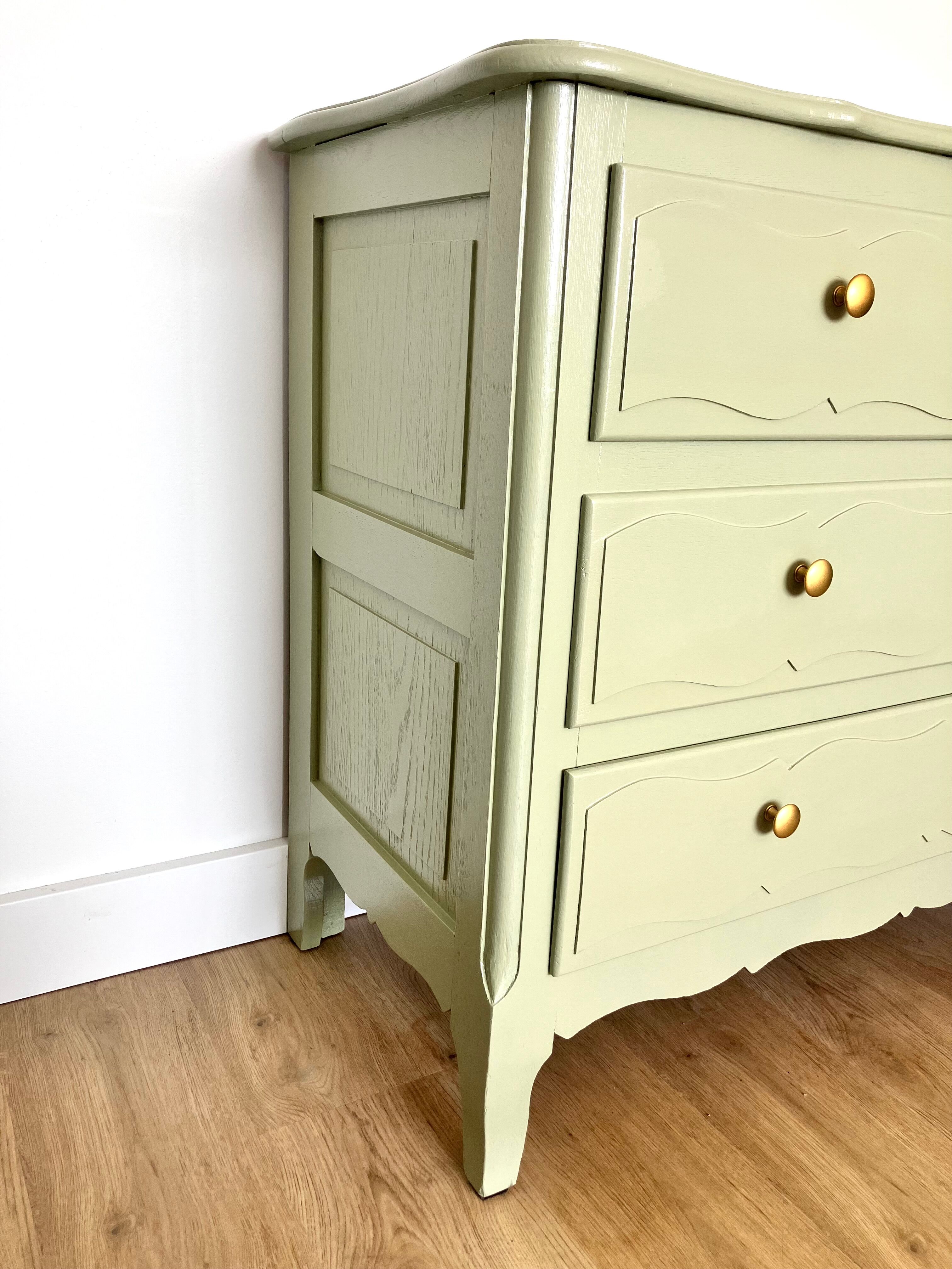 Antique chest of drawers