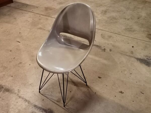Chaise grise par Miroslav Navràtil édition Vertex 1959