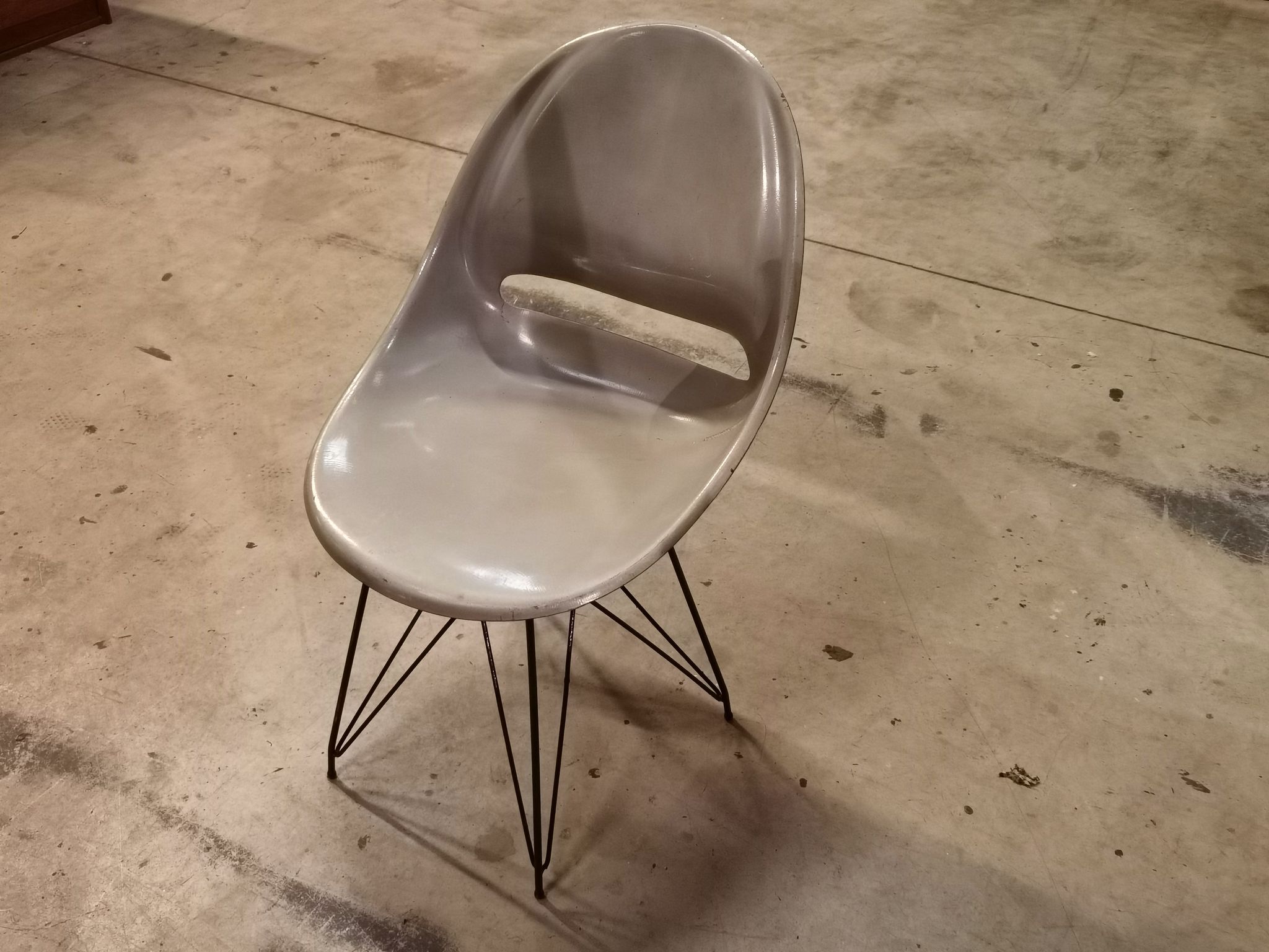 Chaise grise par Miroslav Navràtil édition Vertex 1959