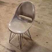 Chaise grise par Miroslav Navràtil édition Vertex 1959