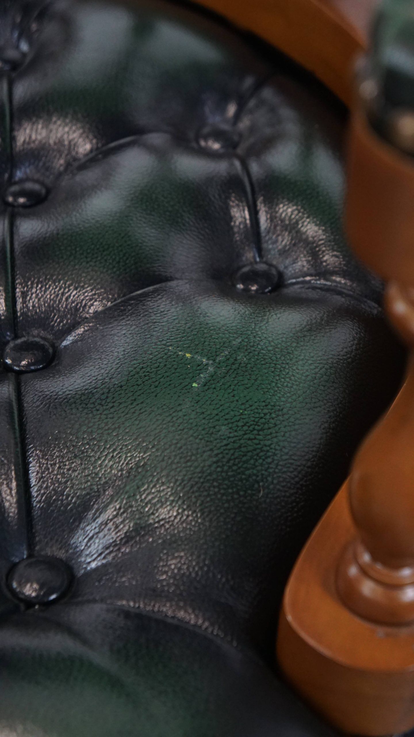 Elegant green English chesterfield office chair made of cowhide leather