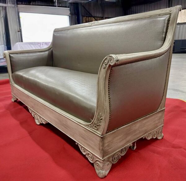 Banquette ancienne recouverte de simili galuchat