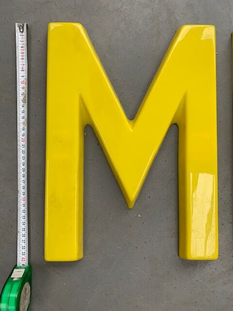 Lettres vintage plexi jaune années 70