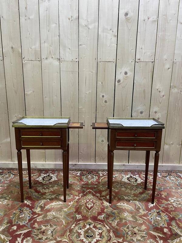 Paire de tables de chevets style Louis XVI avec tirette