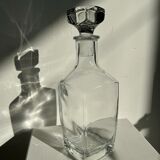 Smooth glass decanter with square base