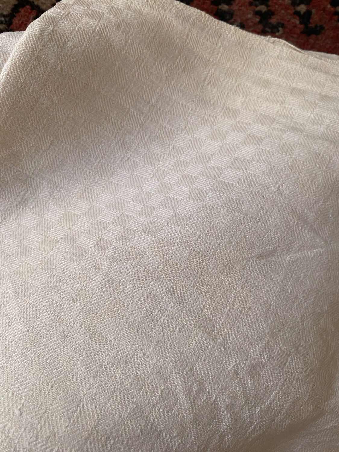 Grande nappe ancienne en coton effet damiers.