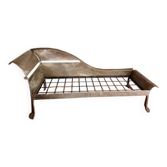 Artisanal metal daybed