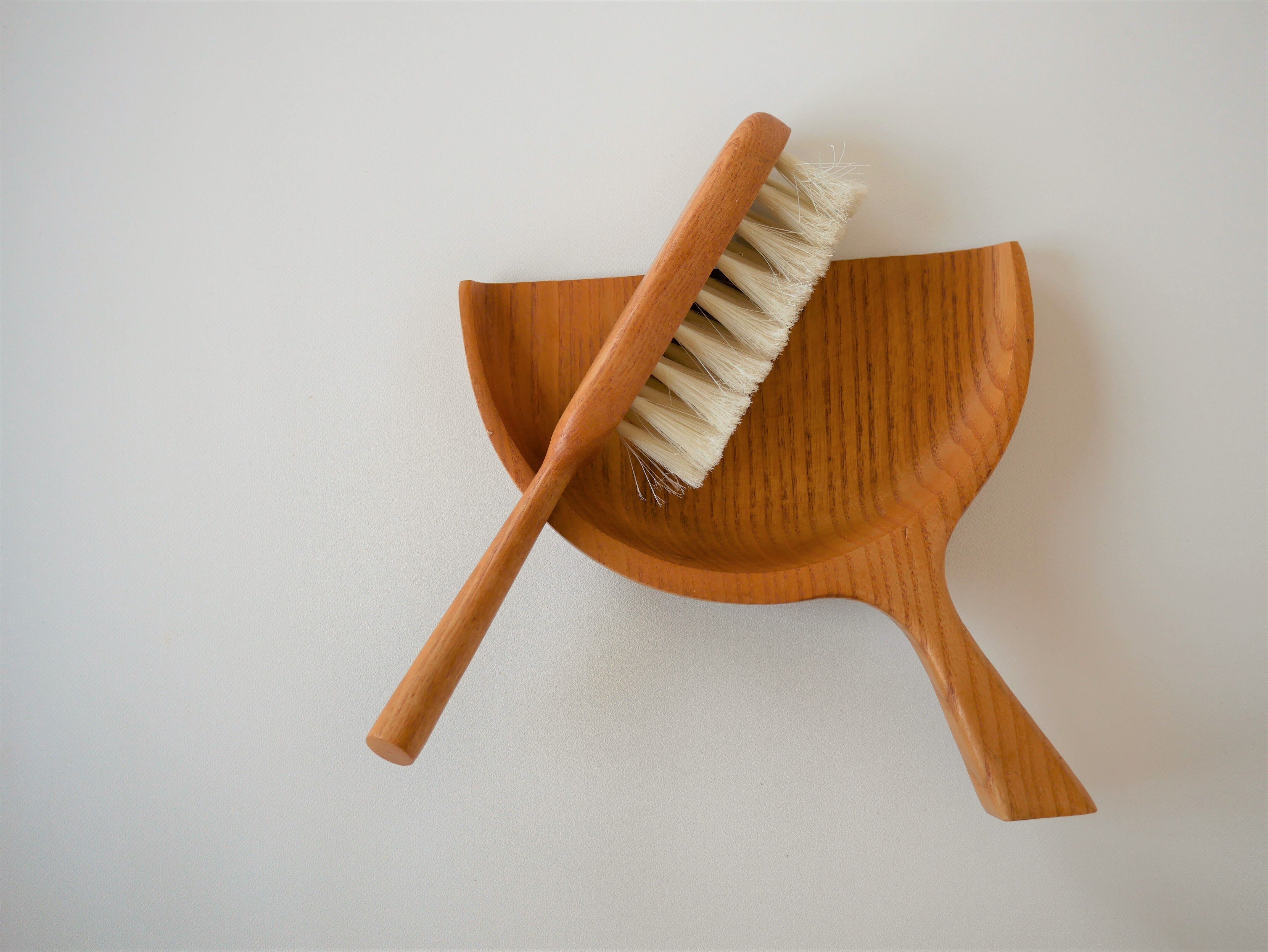 Wooden table shovel and sweeper