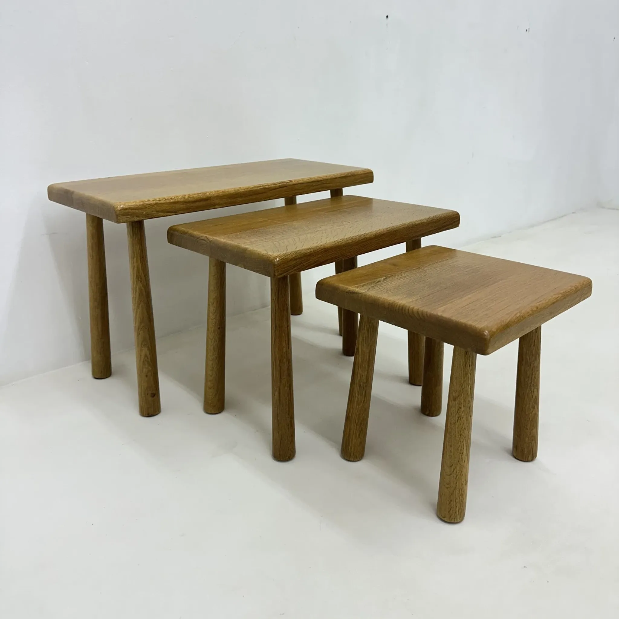 Ensemble de tables gigognes en chêne massif style brutaliste, années 1970.