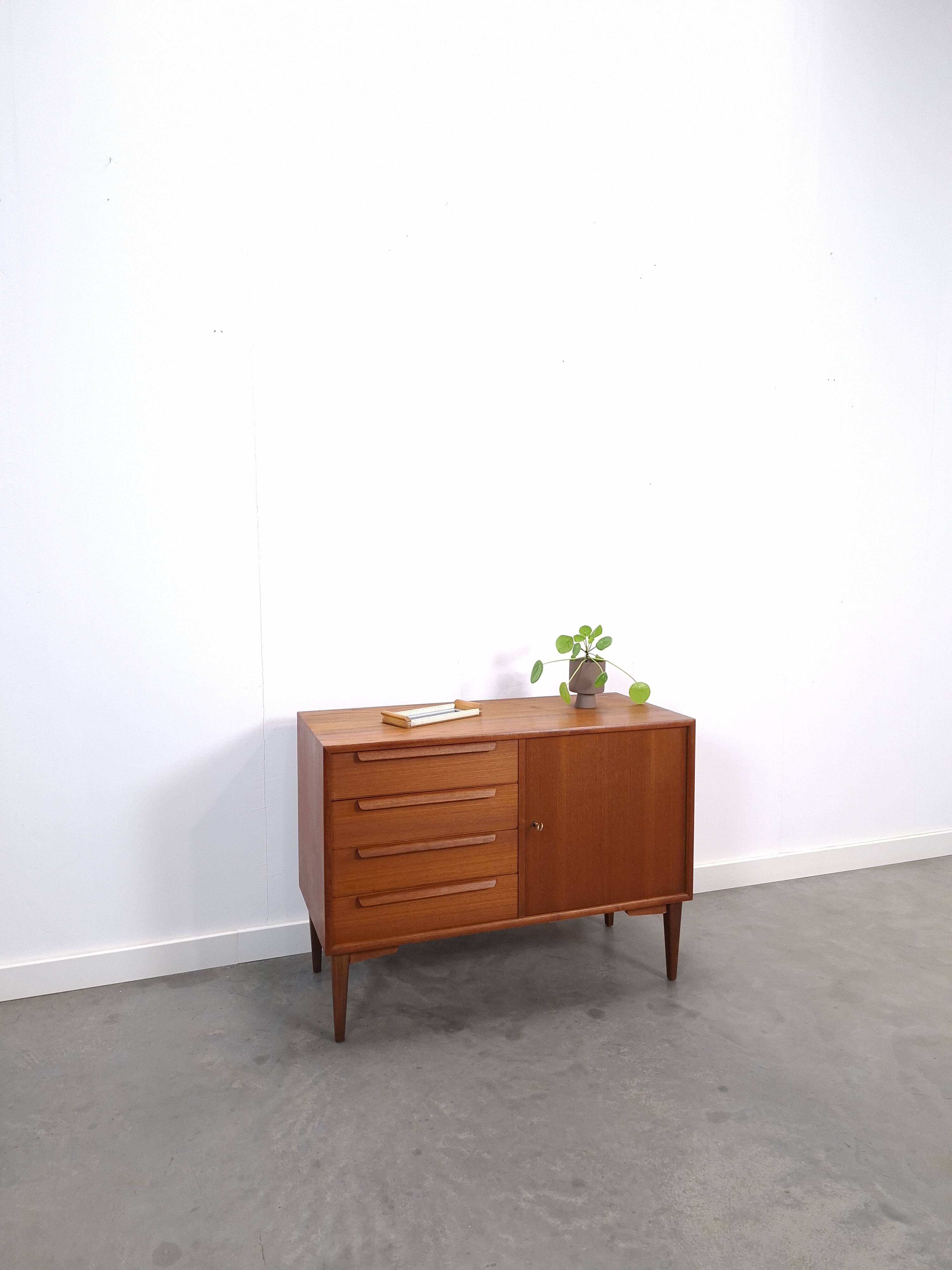 Teak sideboard met 4 lades en houten grepen, Bornhold