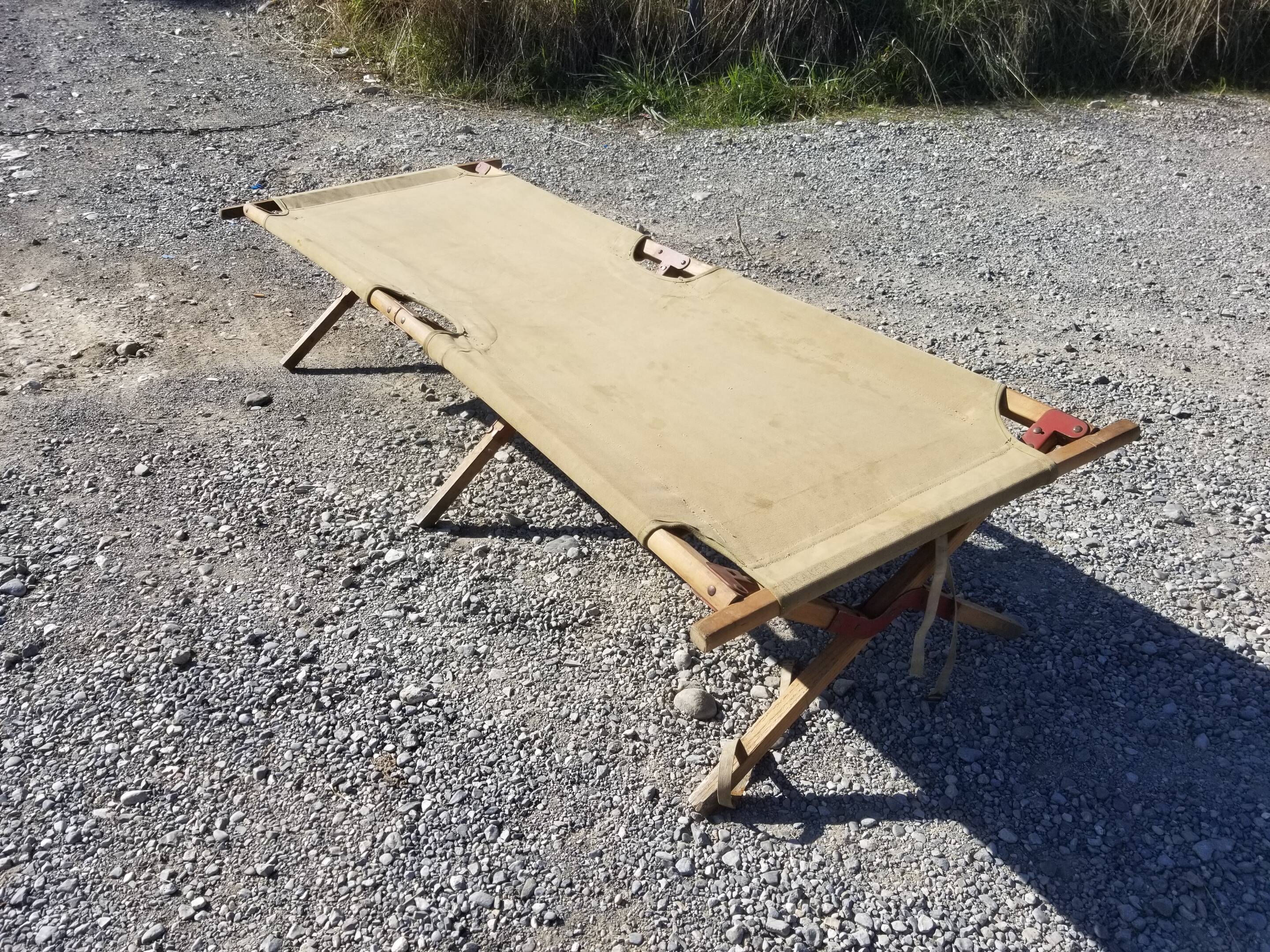 Ancien lit de camp militaire en bois et toile