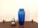 Vase en verre bleu