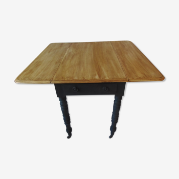 Table with pilingand and black charcoal belt, wooden tray