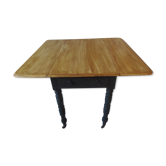 Table with pilingand and black charcoal belt, wooden tray
