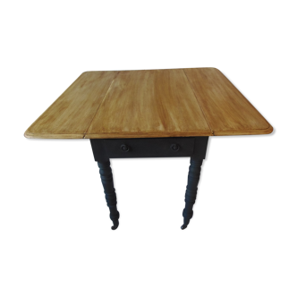 Table with pilingand and black charcoal belt, wooden tray