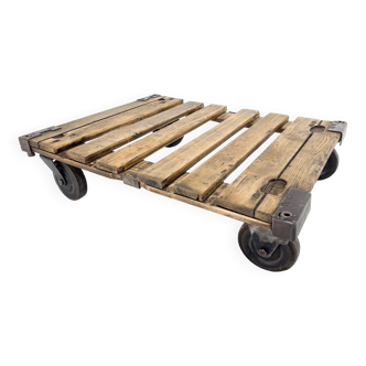 Table basse industrielle vintage en fer et bois sur roues