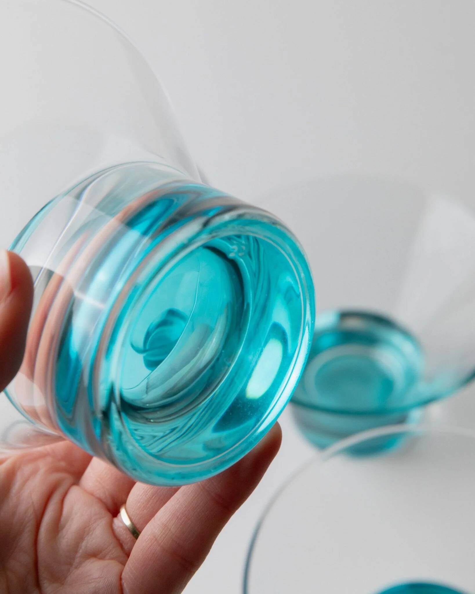 5 Verres à boire en verre de Murano turquoise – Design pop-art italien des années 1980, ensemble de 5 avec socle lourd