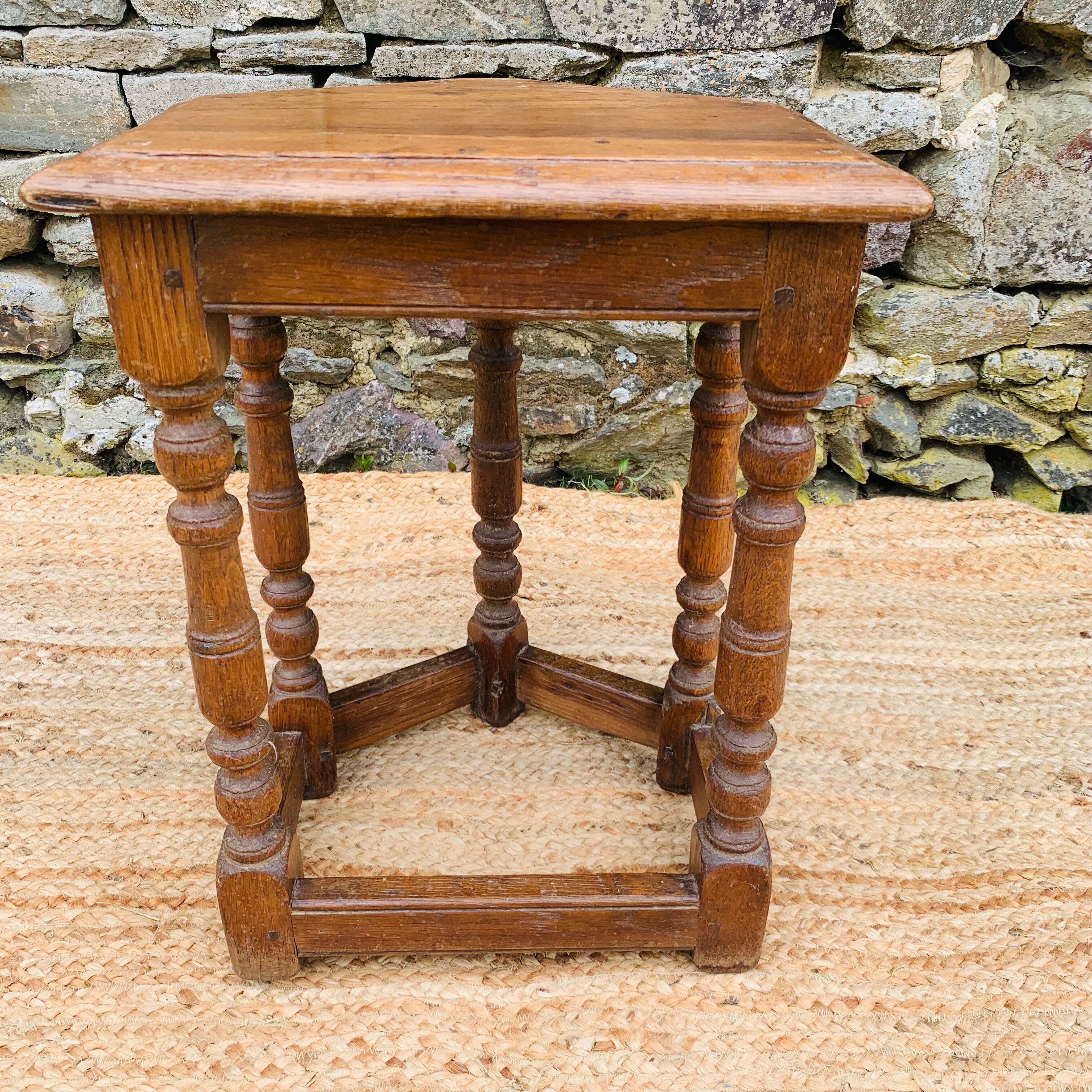 Sellette pentagonal en chêne