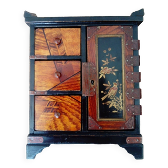 Japanese box / cabinet with lacquer and marquetry