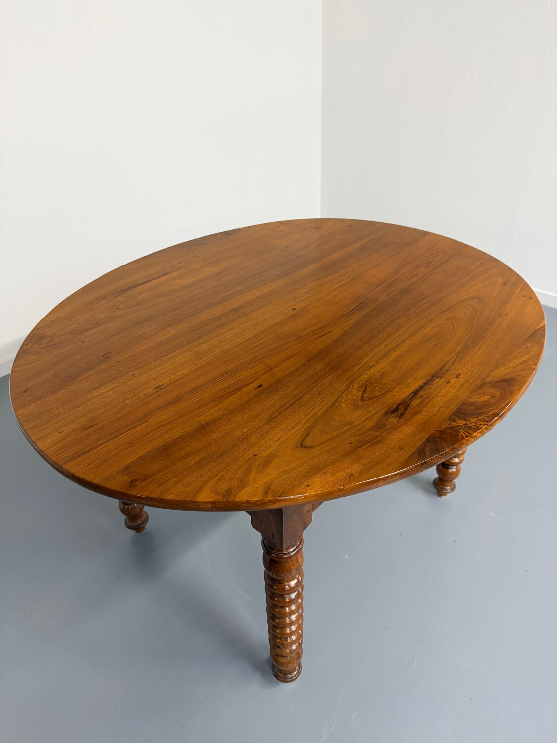 Oval dining table in solid wood with turned legs from the 1950s.