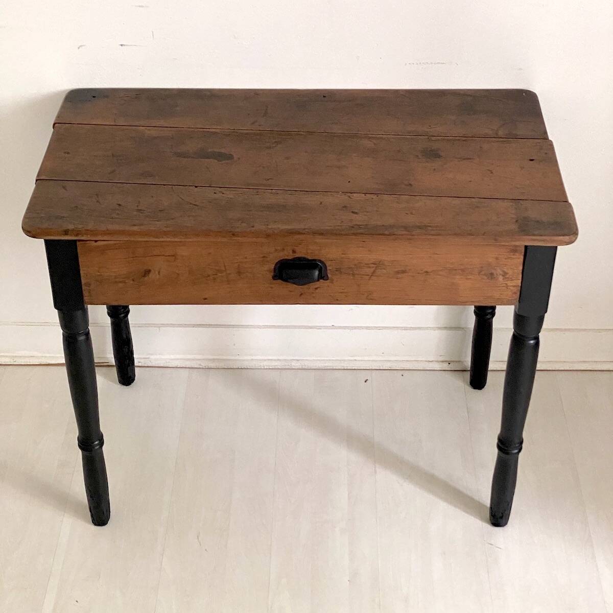 Small 19th-century children's desk in oak.