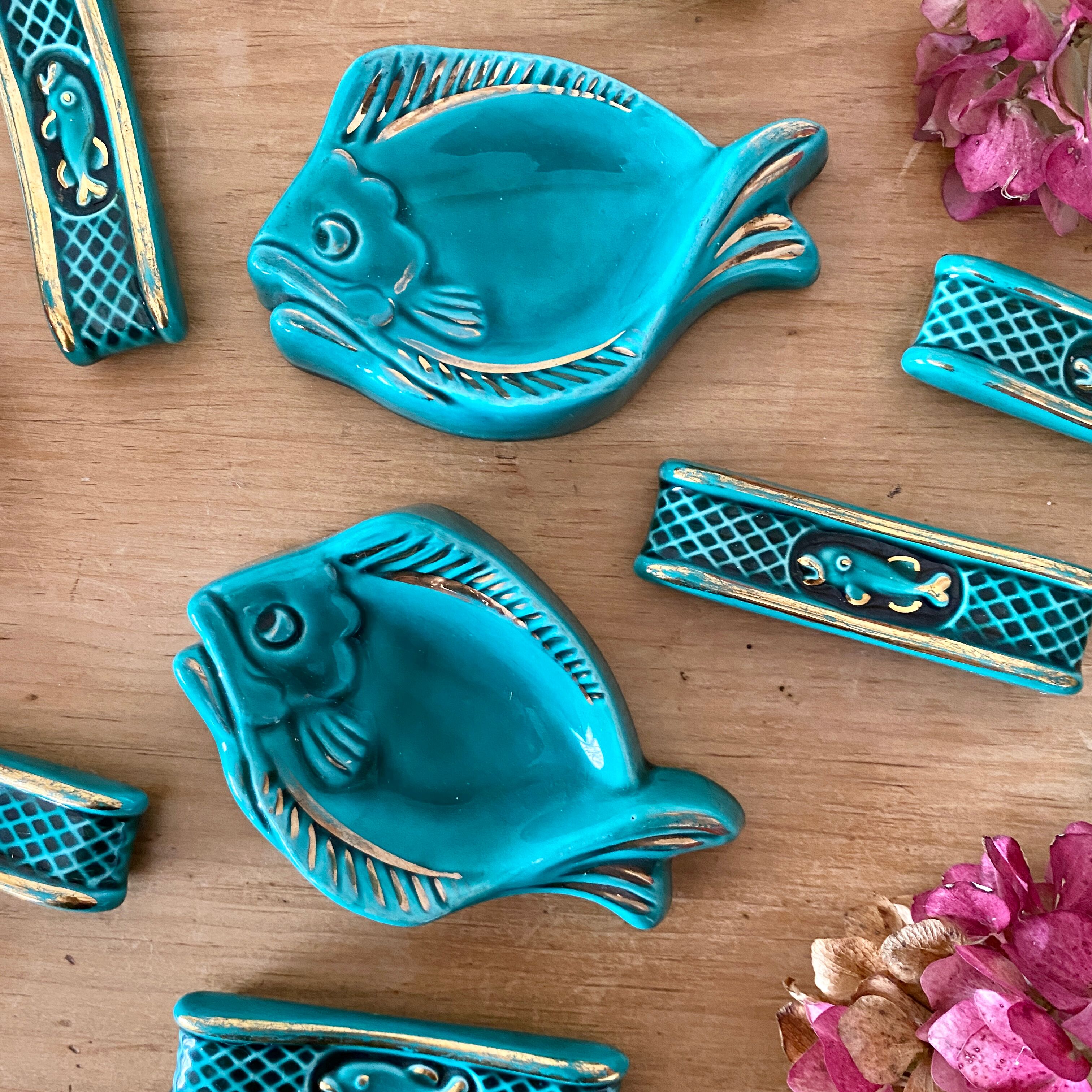 Lot de 2 plats poissons en barbotine vintage