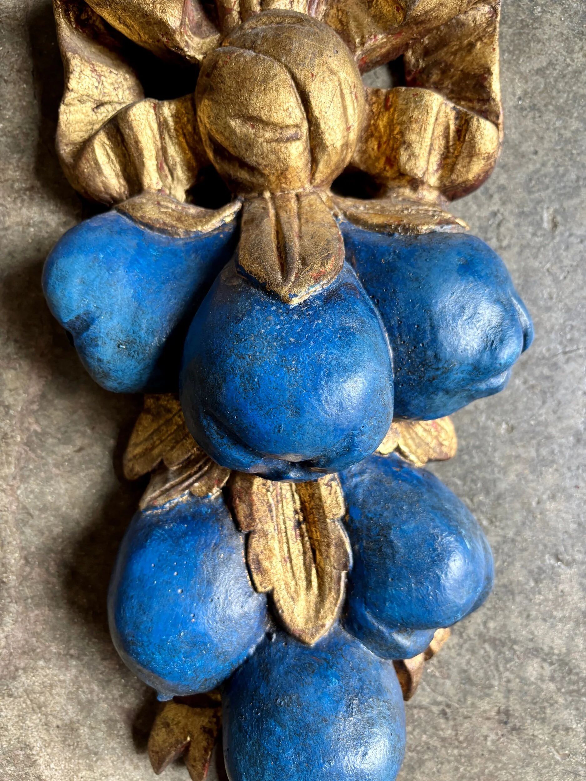 Sculpture, ornement mural en plâtre bleu et doré