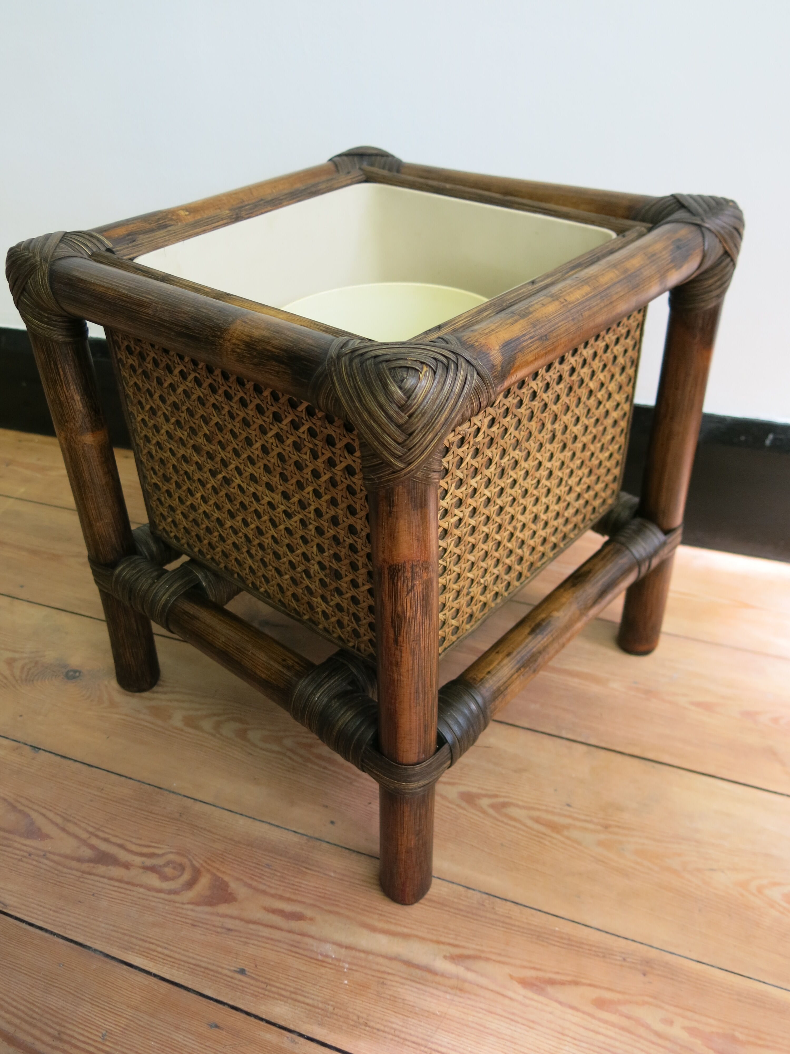 Cache-pot en rotin et cannage