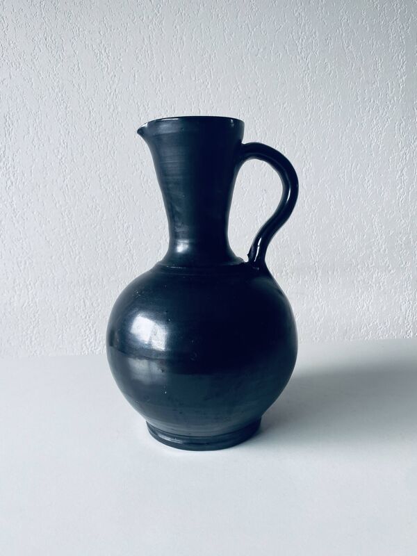 Pichet en grès vernissé noir