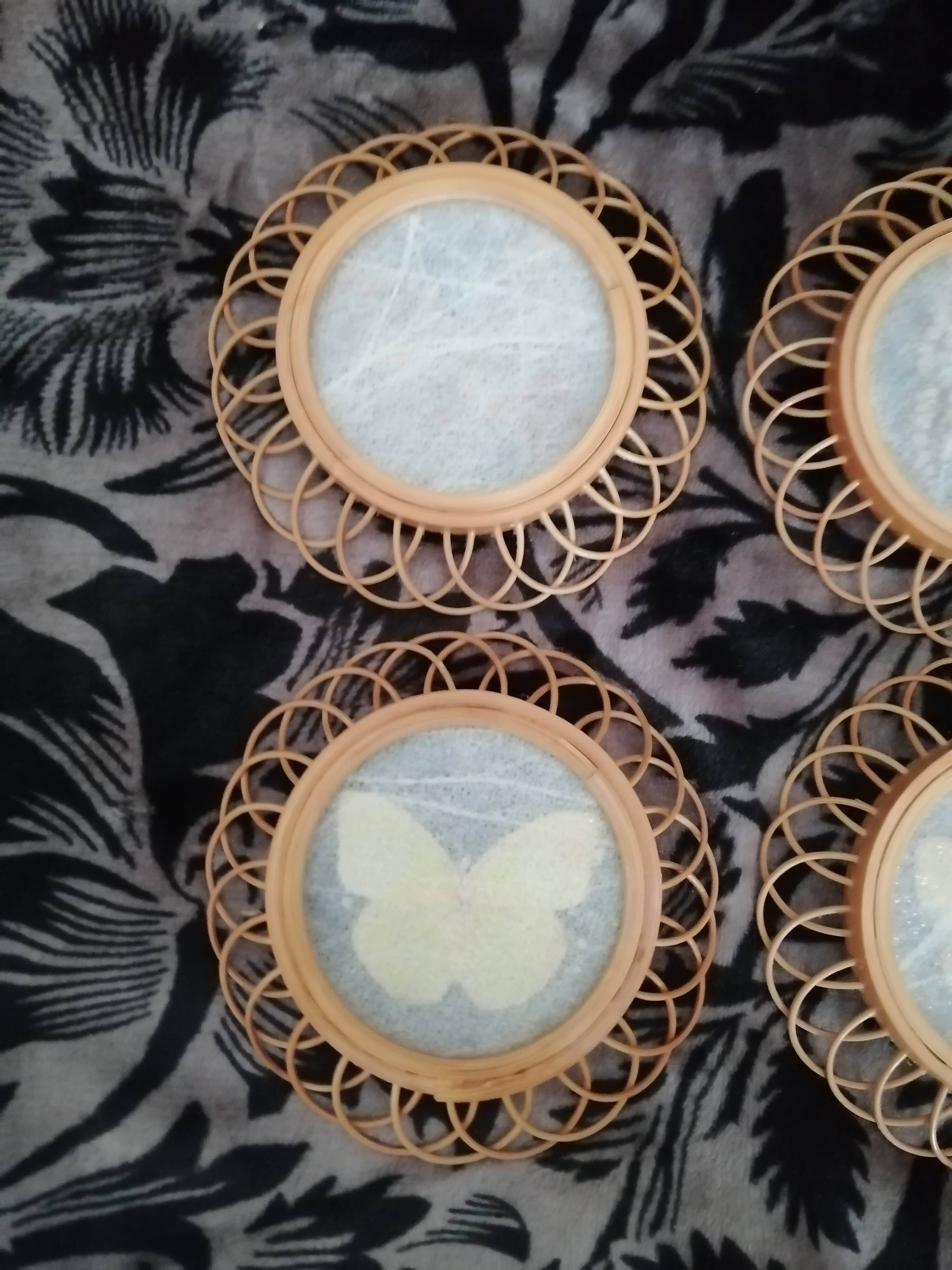 6 coasters in wooden wicker and butterfly background