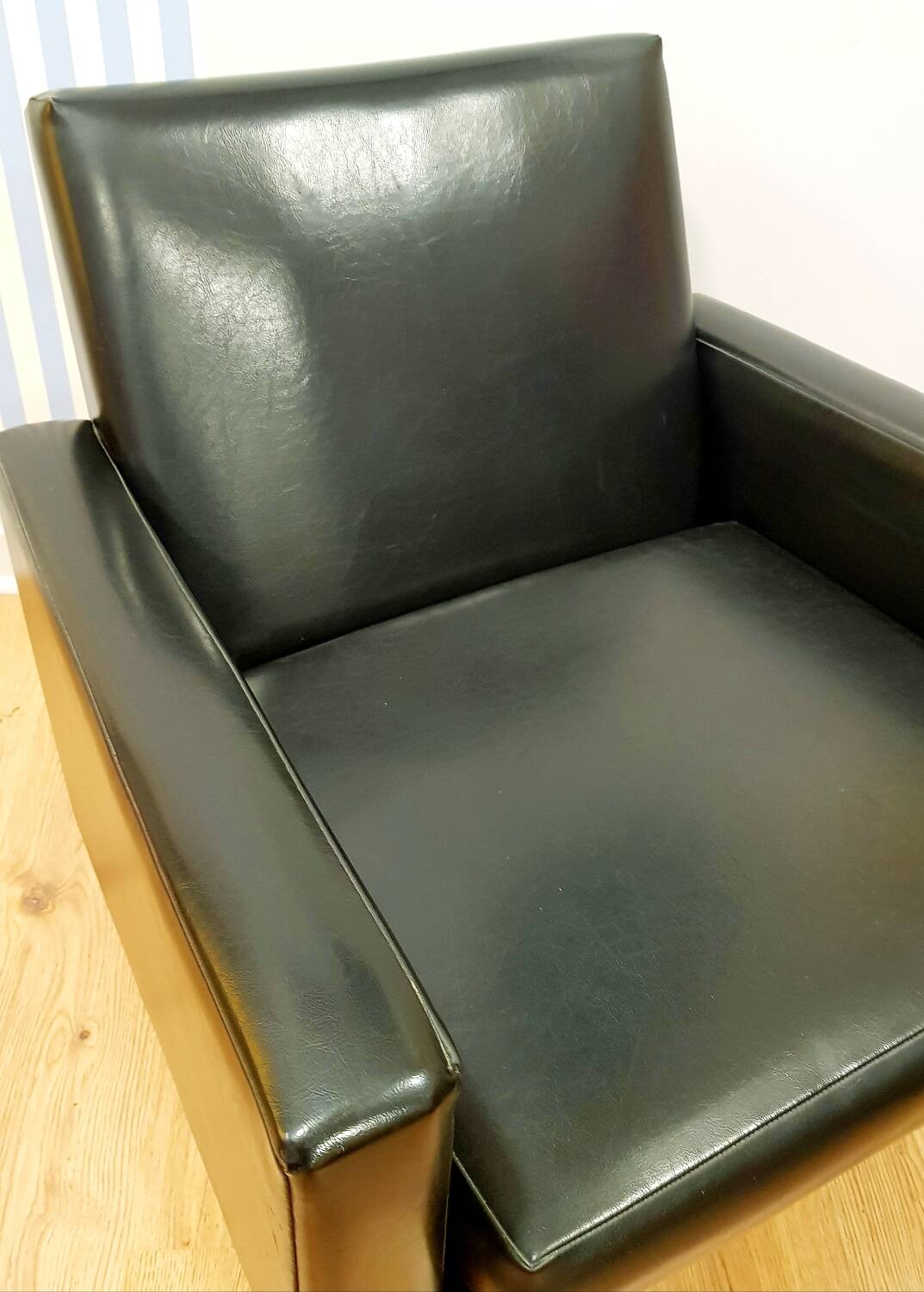 Fauteuil en skaï noir, années 1960