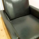 Fauteuil en skaï noir, années 1960
